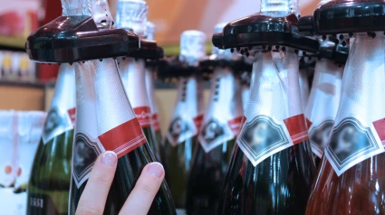 Seguridad en botellas en un supermercado