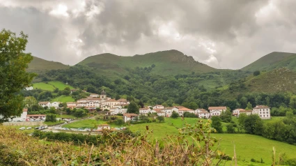 Paisaje de la ciudad de Zugarramurdi en Navarra