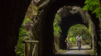 Dos ciclistas pasean por la Senda del Oso