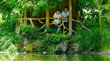 Una pareja de turistas se refugia del calor