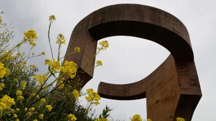 Elogio del Horizonte, escultura de Chillida, en Gijón