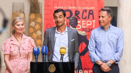 El torero lorquino Paco Ureña durante la presentación del cartel de la feria, entre el alcalde y la primera teniente de alcalde