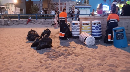 Limpieza en la playa del Postiguet
