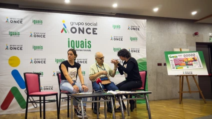 Juan, persona con sordoceguera y su mediadora, Vanesa