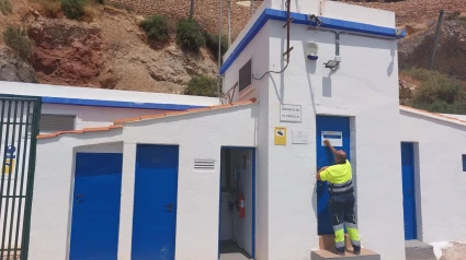 Un operario trabaja en una de las instalaciones de telecontrol de Aguas de Lorca