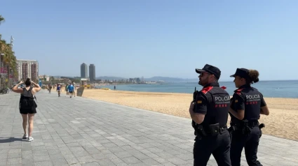 Mossos desplegará 773 efectivos más este verano con dispositivos en playas y núcleos urbanos.Los Mossos d'Esquadra desplegarán en toda Catalunya un plan integral de seguridad para este verano con 773 efectivos más de la 32 promoción del cuerpo, con dispositivos especiales de seguridad ciudadana en núcleos urbanos, playas, transporte ferroviario y aeroportuario, así como en zonas rurales donde se prevé una mayor presencia de gente.SOCIEDAD ESPAÑA EUROPA CATALUÑAMOSSOS D'ESQUADRA
