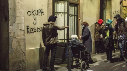 Un okupa junto a una mujer en silla de ruedas