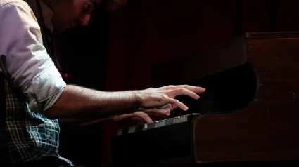 ¿Una máquina para calentar los dedos?: El curioso dispositivo que usaban los pianistas en el XIX