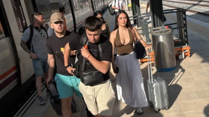 Jóvenes afectados por una nueva incidencia del tren, en Mérida