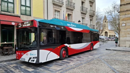 Autobús eléctrico de EMTUSA, en la Plaza Mayor de Gijón