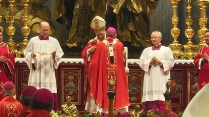 Don José abraza al Papa tras recibir el Palio. En el presbiterio ocuparon un lugar destacado los dos diáconos de nuestra archidiócesis, Carlos (segundo por la izquierda y Alejandro, primero por la derecha)