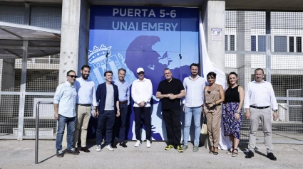 Unai Emery junto autoridades y miembros del CF Lorca Deportiva en la inauguración de la puerta que llevará su nombre en el Artés Carrasco