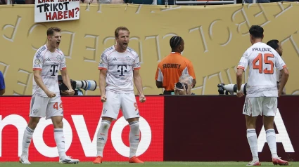 Harry Kane festeja con dos compañeros su doblete contra Flamengo