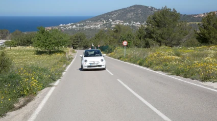 Fiat 500 en carretera abierta; Ibiza