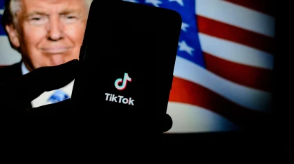 En esta ilustración fotográfica aparece el logotipo de la aplicación TikTok en un teléfono inteligente con el presidente de Estados Unidos, Donald Trump, y la bandera de los Estados Unidos.