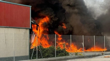 Impactante incendio en Mérida: dos naves y una flota de vehículos calcinados en El Prado