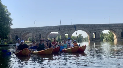 El Guadiana se llena de inclusión: jornada de piragüismo para personas con amputaciones