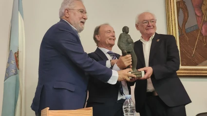O presidente da Fundación Otero Pedrayo, Eduardo López Pereira, acompañado do presidente do Parlamento de Galicia, Miguel Santalices, entregan o Premio Trasalba a Antón Vidal, presidente de Galaxia