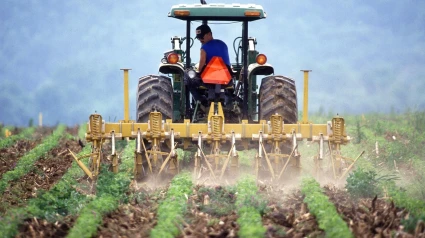 Juanma Moreno riega el campo jiennense con 36 millones en ayudas de la PAC