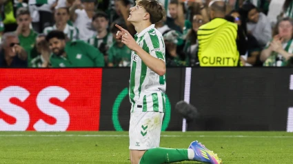 SEVILLA, 10/04/2025.- El centrocampista del Betis Jesús Rodríguez celebra tras anotar el segundo gol, durante el partido de ida de los cuartos de final de la Liga Conferencia que Real Betis y Jagiellonia Bialystok disputan este jueves en el estadio Benito Villamarín, en Sevilla. EFE/ José Manuel Vidal