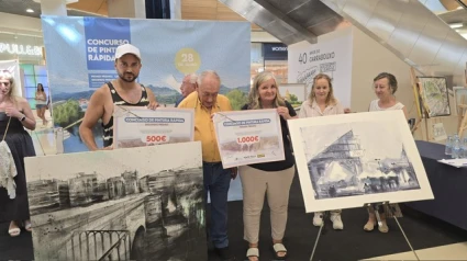 El presidente del Centro Comercial Ponte Vella, Jorge Bermello, con los artistas ganadores, quienes muestran sus obras