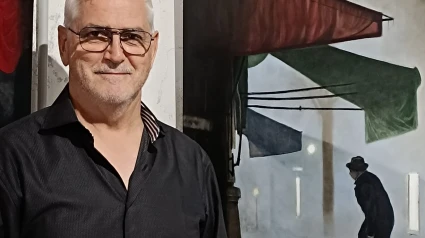 El ex técnico del Mallorca, Eduardo Basigalup, posa ante uno de sus cuadros