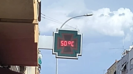 Termómetro de una farmacia en la barriada pacense de San Roque