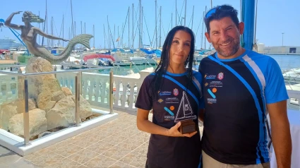 Sonia Hidalgo y Ángel Ballesteros, contentos posando con su trofeo de campeones