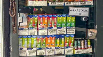 Cigarrillos electrónicos desechables en exhibición en quiosco callejero en Sevilla