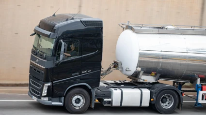 Un camión Volvo FH negro cargando un remolque contenedor blanco a lo largo de la Ronda Litoral de Barcelona