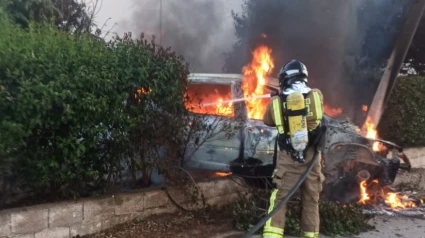 Los bomberos sofocan el incendio del coche en Lorca