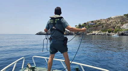 La Guardia Civil rescata a un buceador atrapado y herido en un acantilado de la Punta de la Mona, en La Herradura