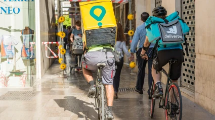 Imagen de recurso de dos repartidores de comida a domicilio en las calles de Málaga