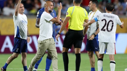 Pep Guardiola habla con el árbitro del City-Al Hilal