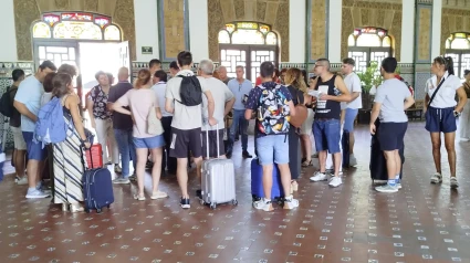 Pasajeros esperando información en Toledo