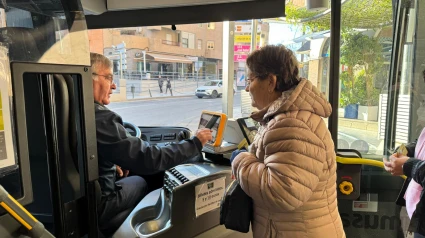 Una mujer paga su billete al subir a un autobús urbano en Lorca, en una imagen de archivo