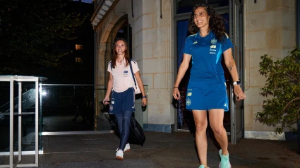 La internacional española Aitana Bonmatí junto a la seleccionadora Montse Tomé, a la llegada de la futbolista a la concentración de la selecciónRFEF / Europa Press30/6/2025