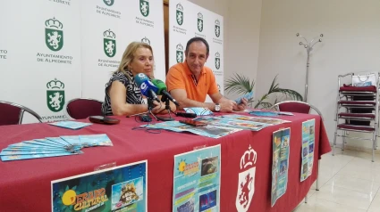 La edil de Cultura, Amaya Acosta, y el alcalde, Juan Rodríguez, en la presentación