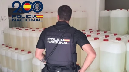 Garrafas de gasolina para narcolanchas incautada por la Policía Nacional
