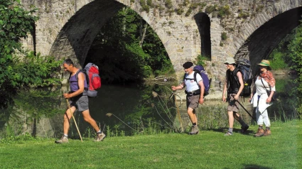 Peregrinos del Camino de Santiago junto al puente de la Magdalena.