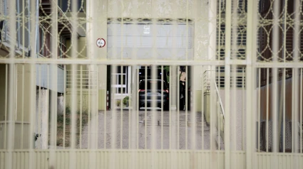 El furgón policial en el que va el exsecretario de organización del PSOE Santos Cerdán a su llegada a la cárcel de Soto del Real