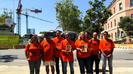 Representantes de CC.OO. Hábitat ante una obra para pedir que los convenios tengan en cuenta los riesgos laborales del calor