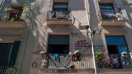 Balcón de un piso okupado en España