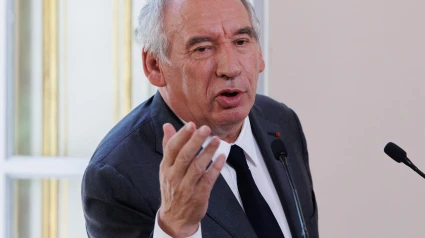 El primer ministro francés, François Bayrou, pronuncia un discurso durante una conferencia de prensa tras las conversaciones que se prolongaron durante meses sobre la reforma de las pensiones con sindicatos y sindicatos de empleadores, en el Hotel de Matignon en París.