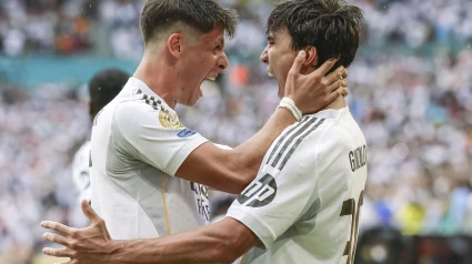 Gonzalo García (D) del Real Madrid celebra el gol del 1-0 con su compañero Arda Guler durante el partido de la Copa Mundial de Clubes de la FIFA 2025 entre el Real Madrid CF y la Juventus FC, en el Hard Rock Stadium de Miami.