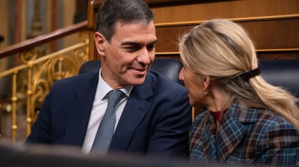 El primer ministro español, Pedro Sánchez (izq.), hablando con Yolanda Díaz (der.), ministra española de Trabajo y Economía Social y vicepresidenta del gobierno de España.