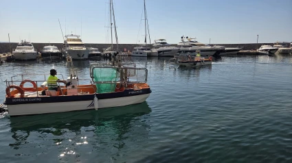 2 embarcaciones y 4 operarios mantendrán el agua de baño limpia en las playas de Almuñécar