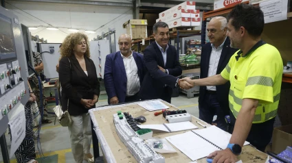 Visita del conselleiro de educación a la empresa Electrorayma de Narón