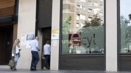 Demandantes de empleo en una oficina pública