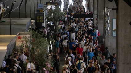Miles de pasajeros en el aeropuerto de Barajas en las primera operación salida del verano